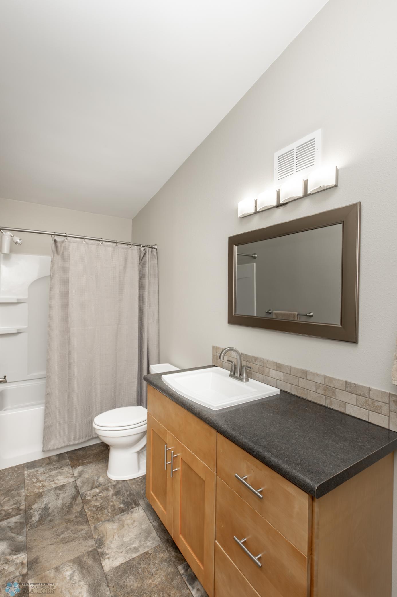 Bathroom 1 - Full