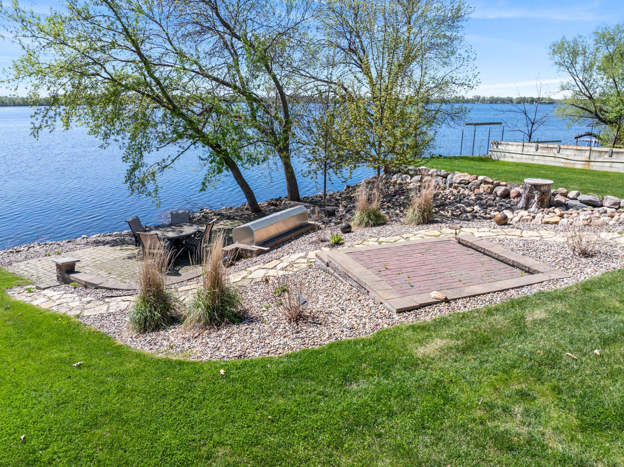 Outdoor Grilling/Picnic Lakeshore Area