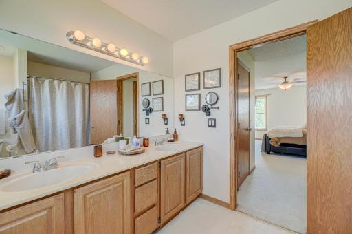 2167 Woodbridge Way, Saint Paul, MN 55125