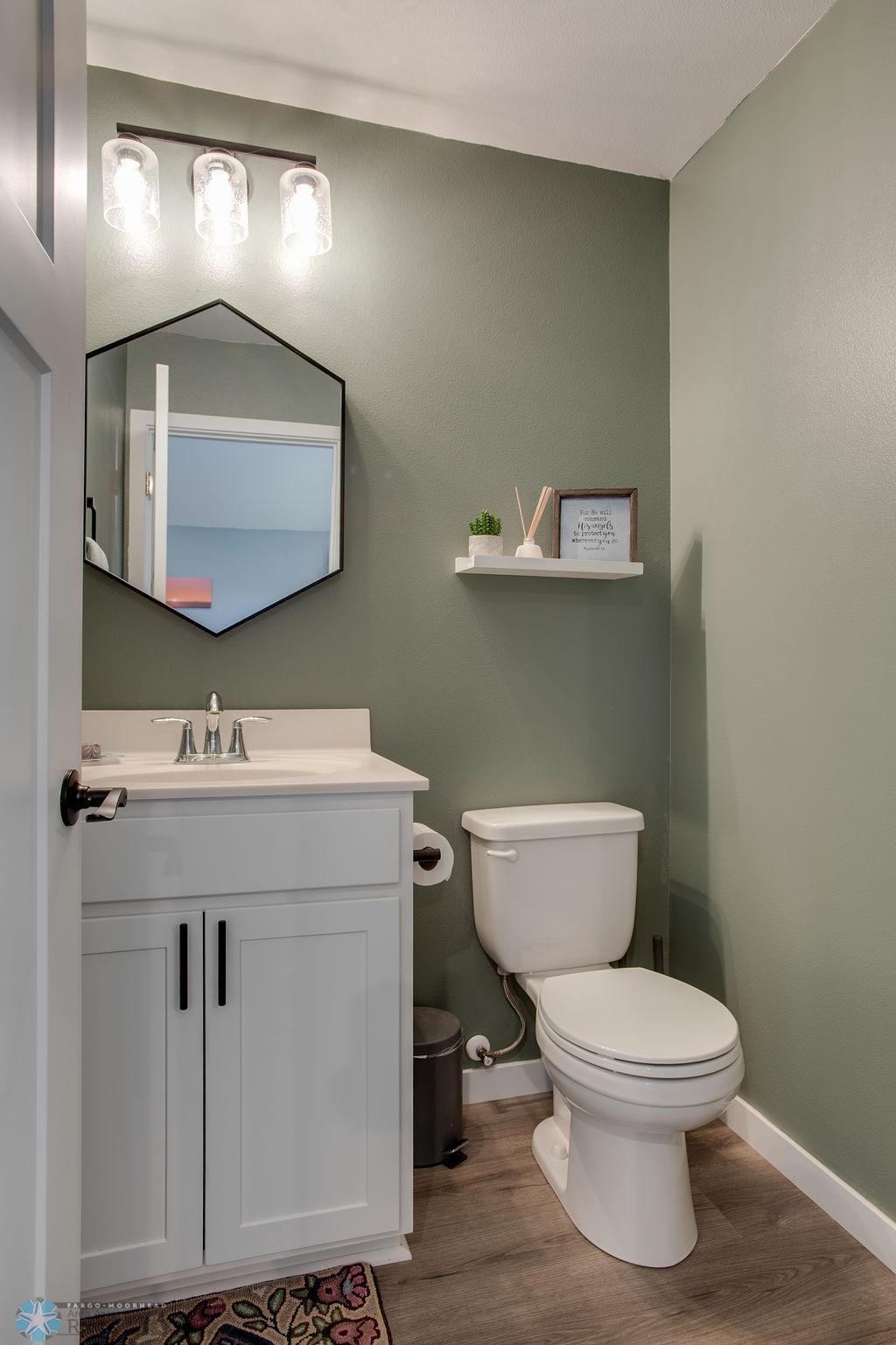 Upper level 1/2 bath