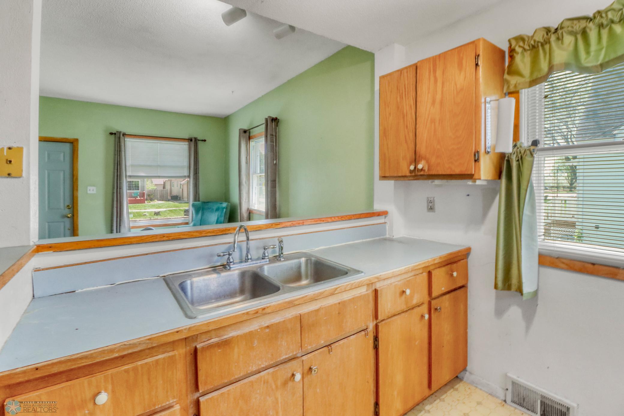 Kitchen1_3.JPG