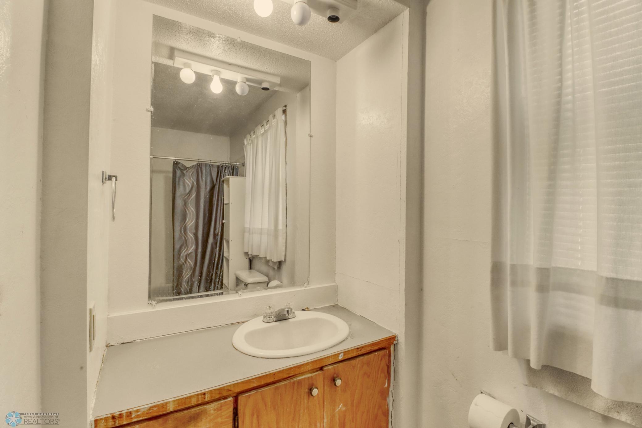 Bathroom1_1.JPG