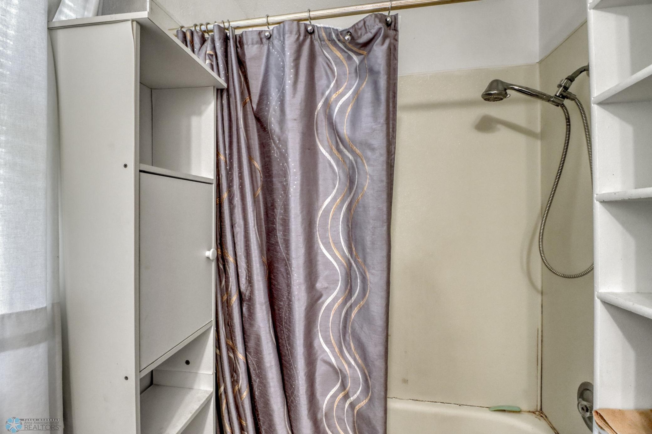 Bathroom1_3.JPG