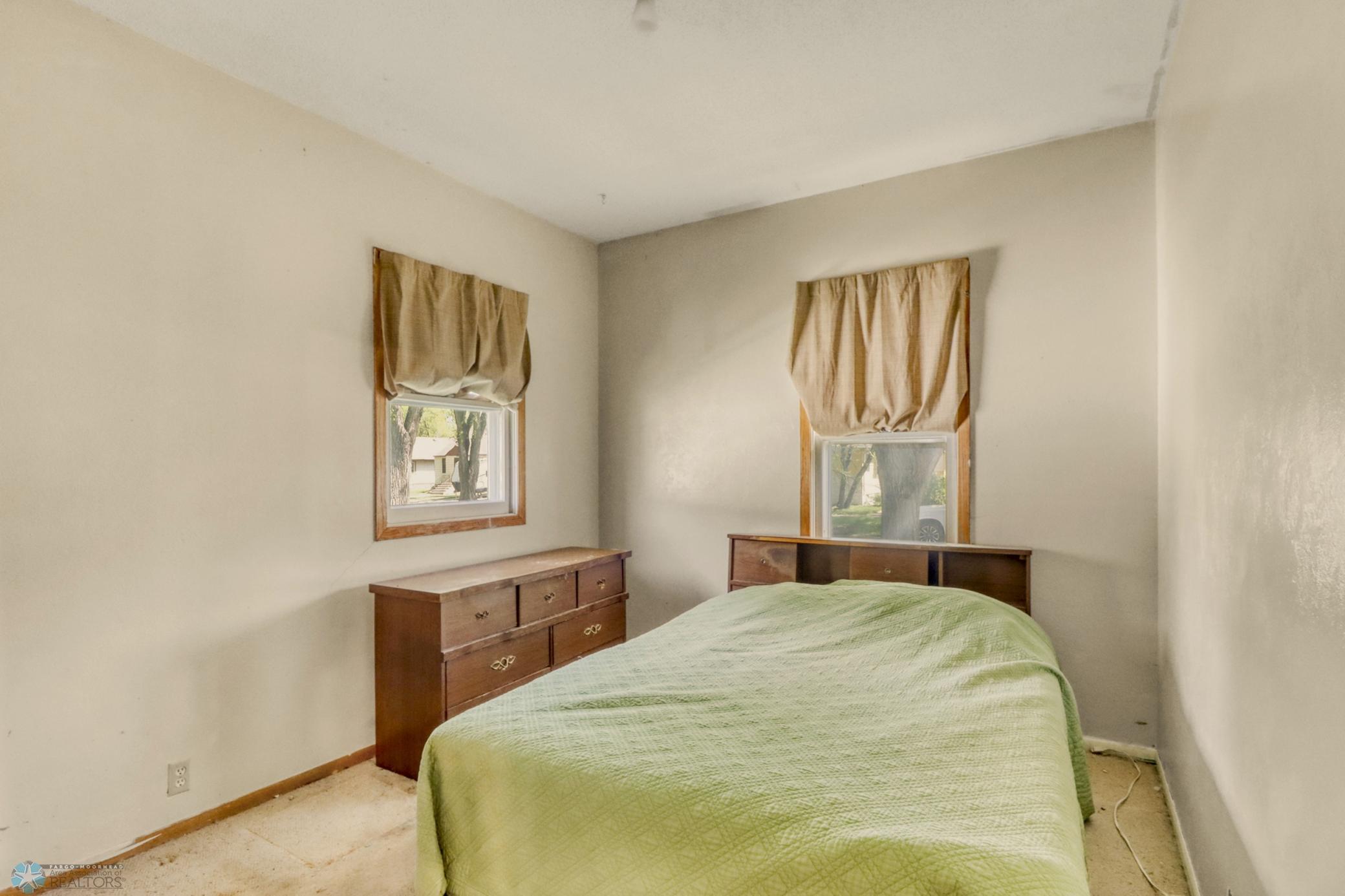 Bedroom1_1.JPG