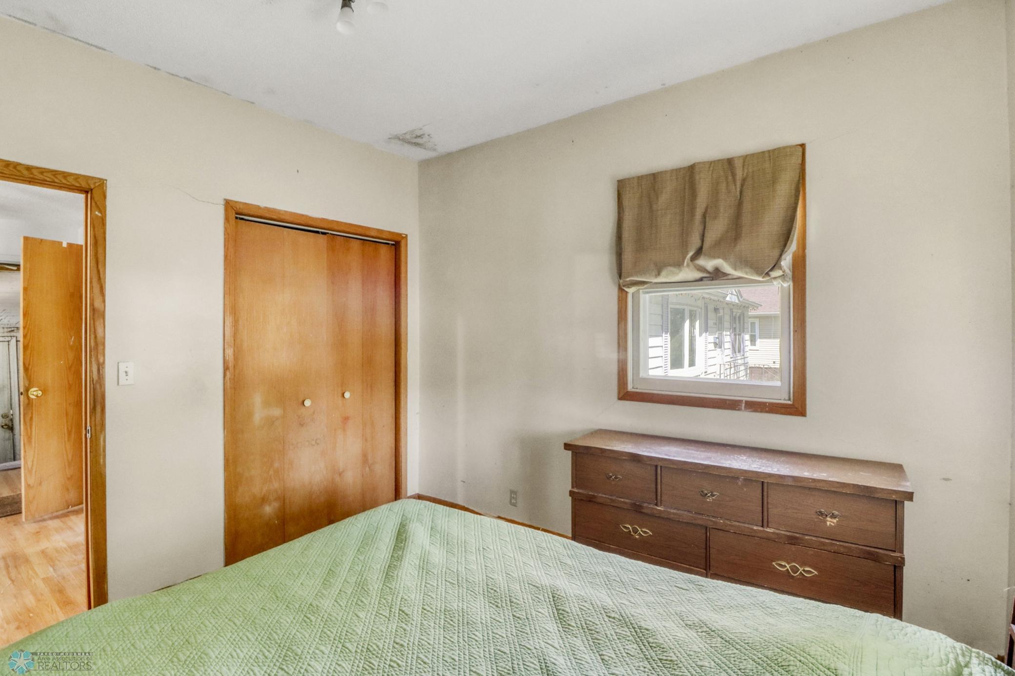 Bedroom1_3.JPG