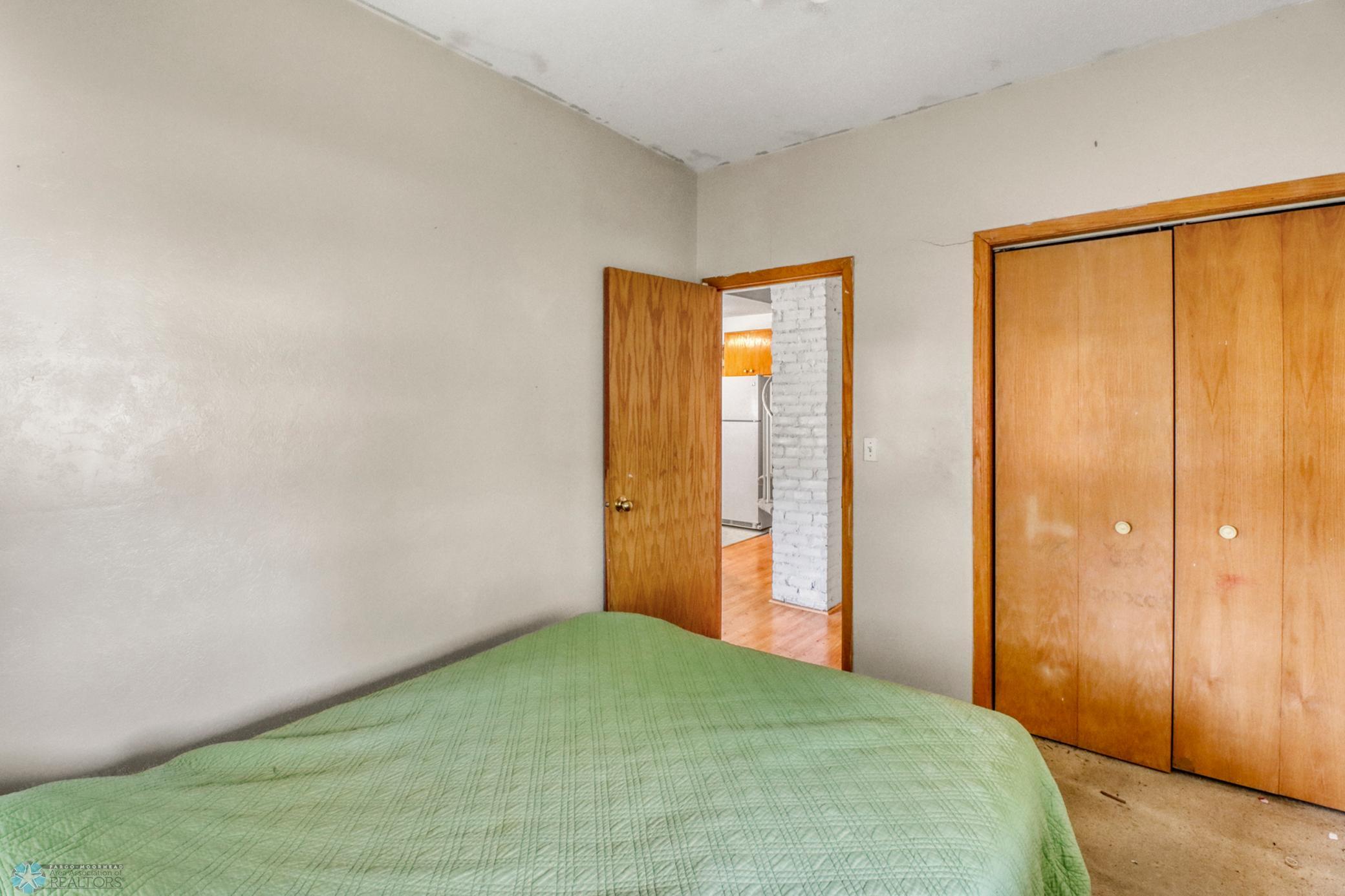 Bedroom1_2.JPG