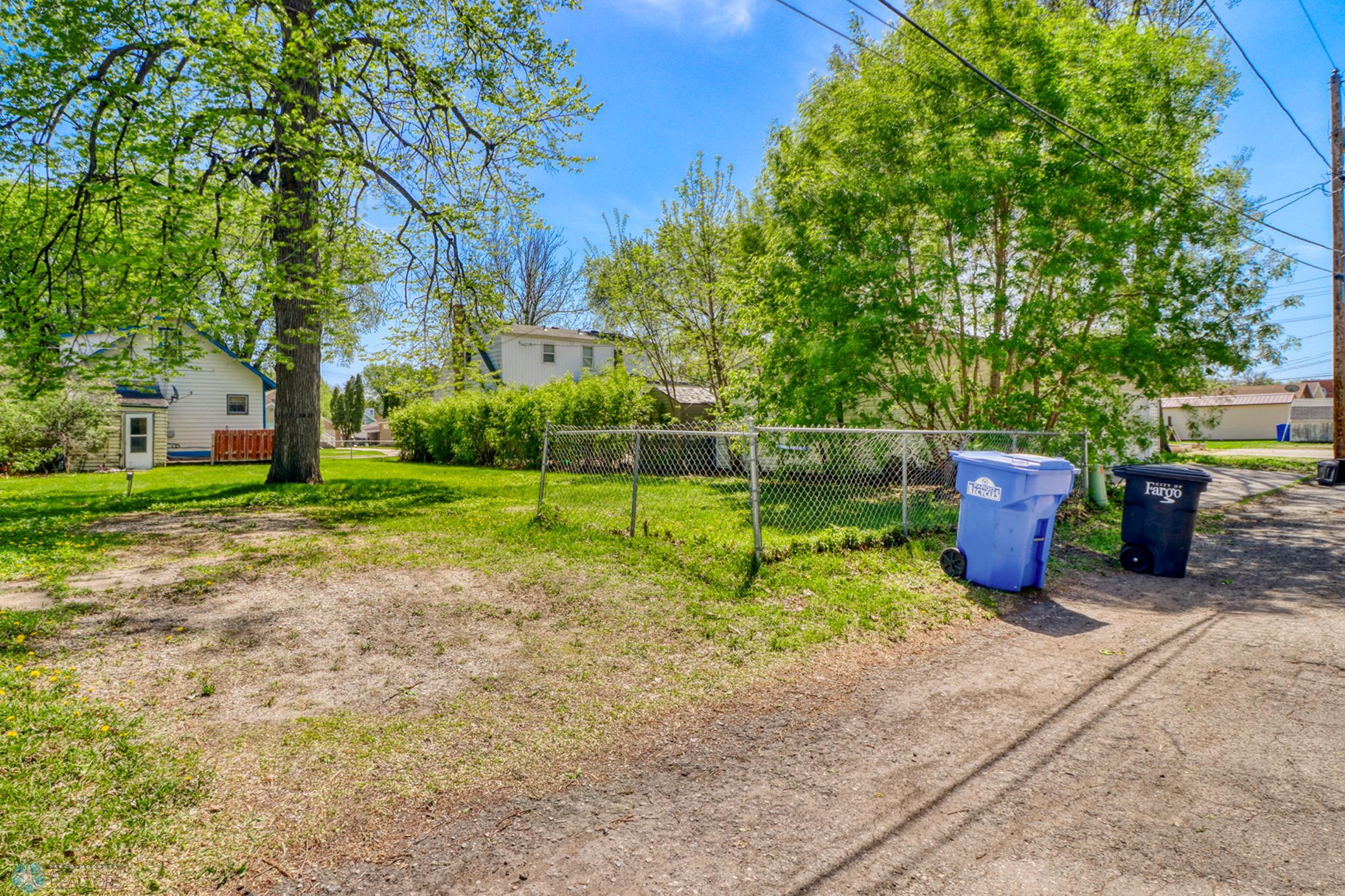 Backyard1_2.JPG