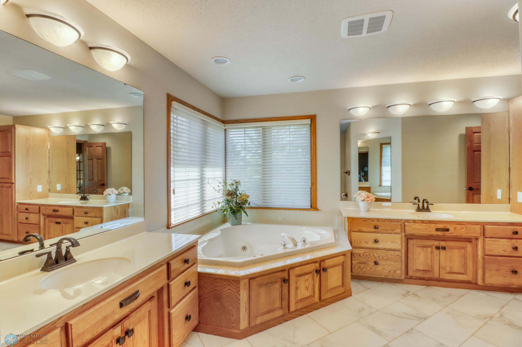 Primary Bathroom1_3.JPG