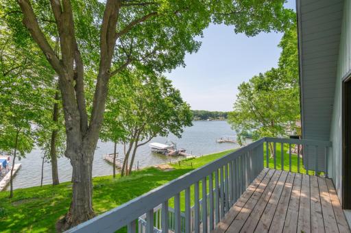 Relax and enjoy the southern view and it is an easy walk to the dock and boat. And a thick manicured lawn for play!