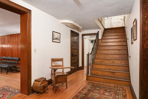 A open and wide staircase depends to the lower level