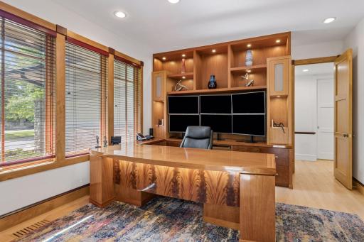The stunning executive office features a six-screen layout and quality.