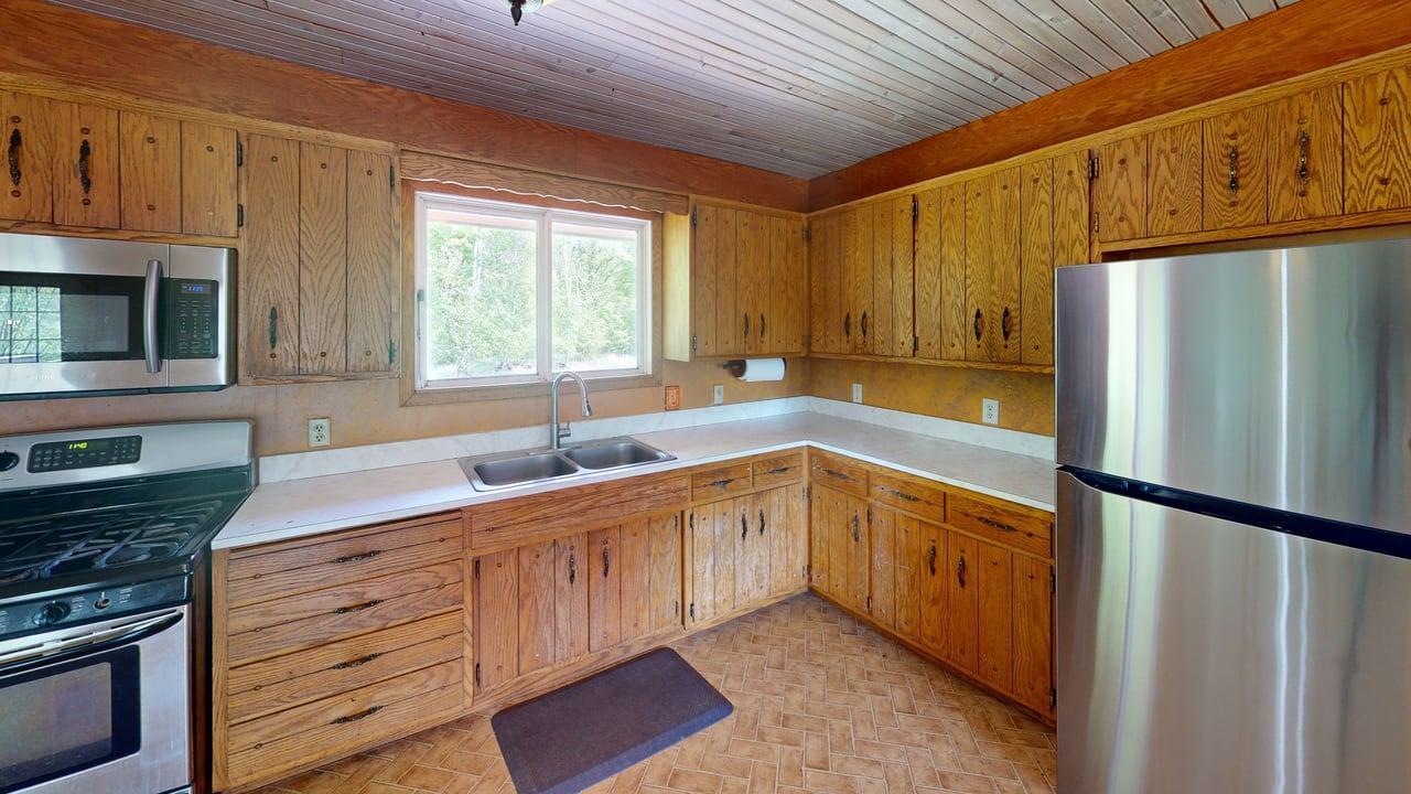 Ample cabinet/countertop space