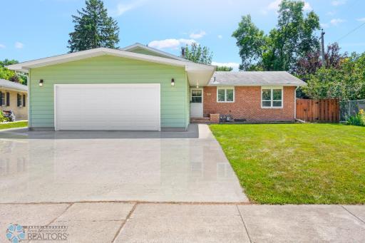2807 Edgewood Drive N, Fargo, ND 58102
