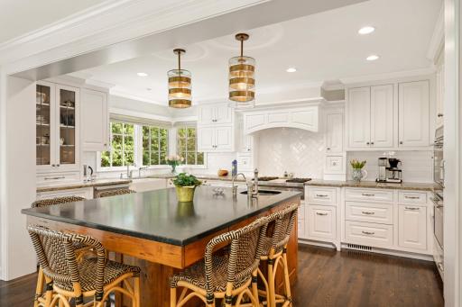The timeless, gorgeous high-end center island Kitchen is a chefâs dream.