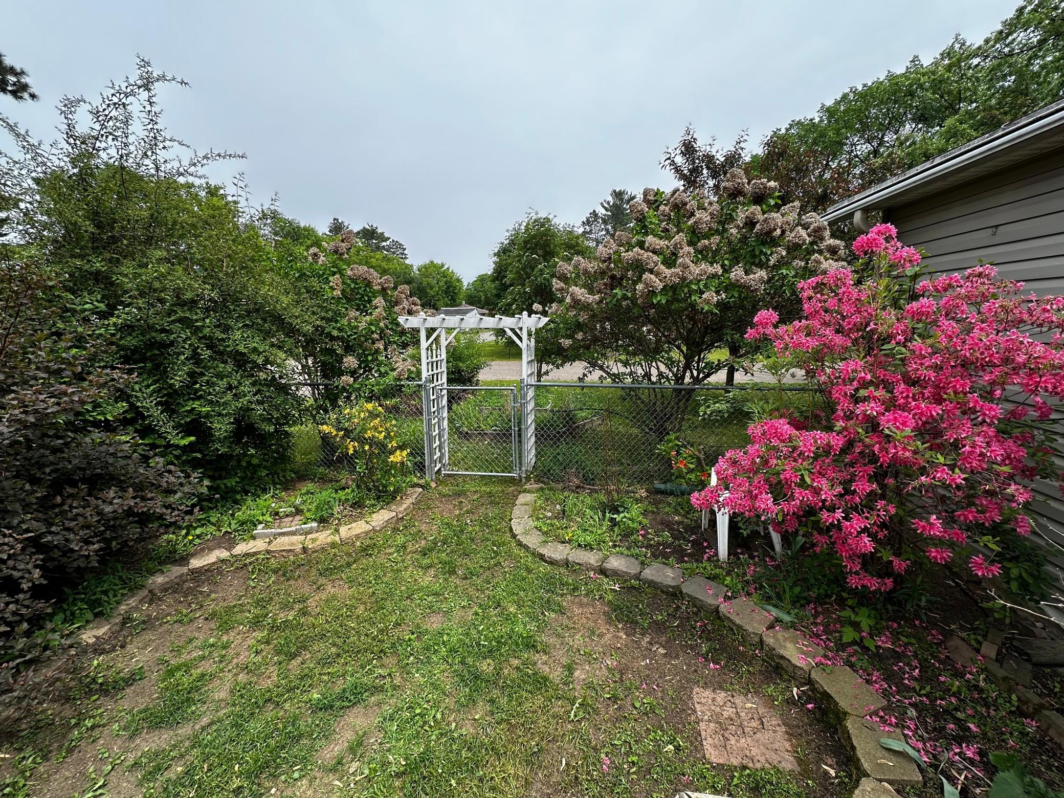 Exterior Front Garden/Yard.jpg