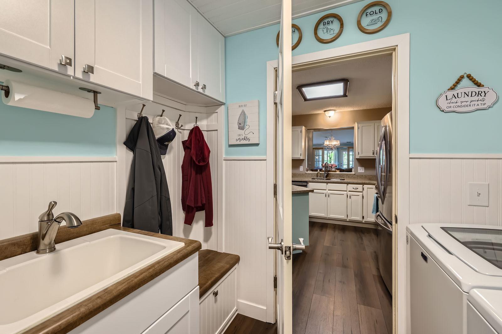 8914 Thomas Dr - Web Quality - 023 - 36 Laundry Room.jpg