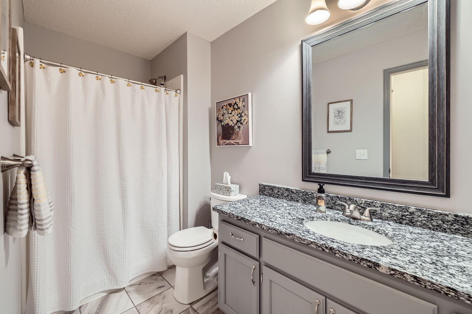 8914 Thomas Dr - Web Quality - 021 - 33 Bathroom.jpg