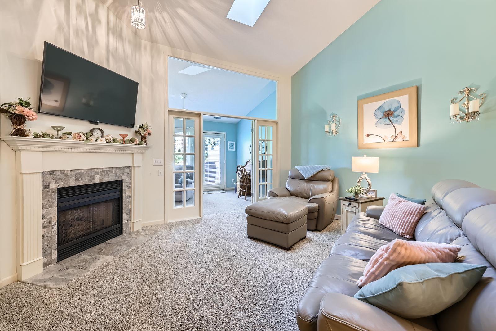 8914 Thomas Dr - Web Quality - 007 - 08 Living Room.jpg