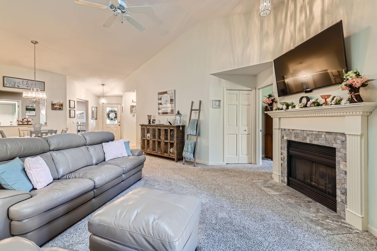 8914 Thomas Dr - Web Quality - 008 - 11 Living Room.jpg