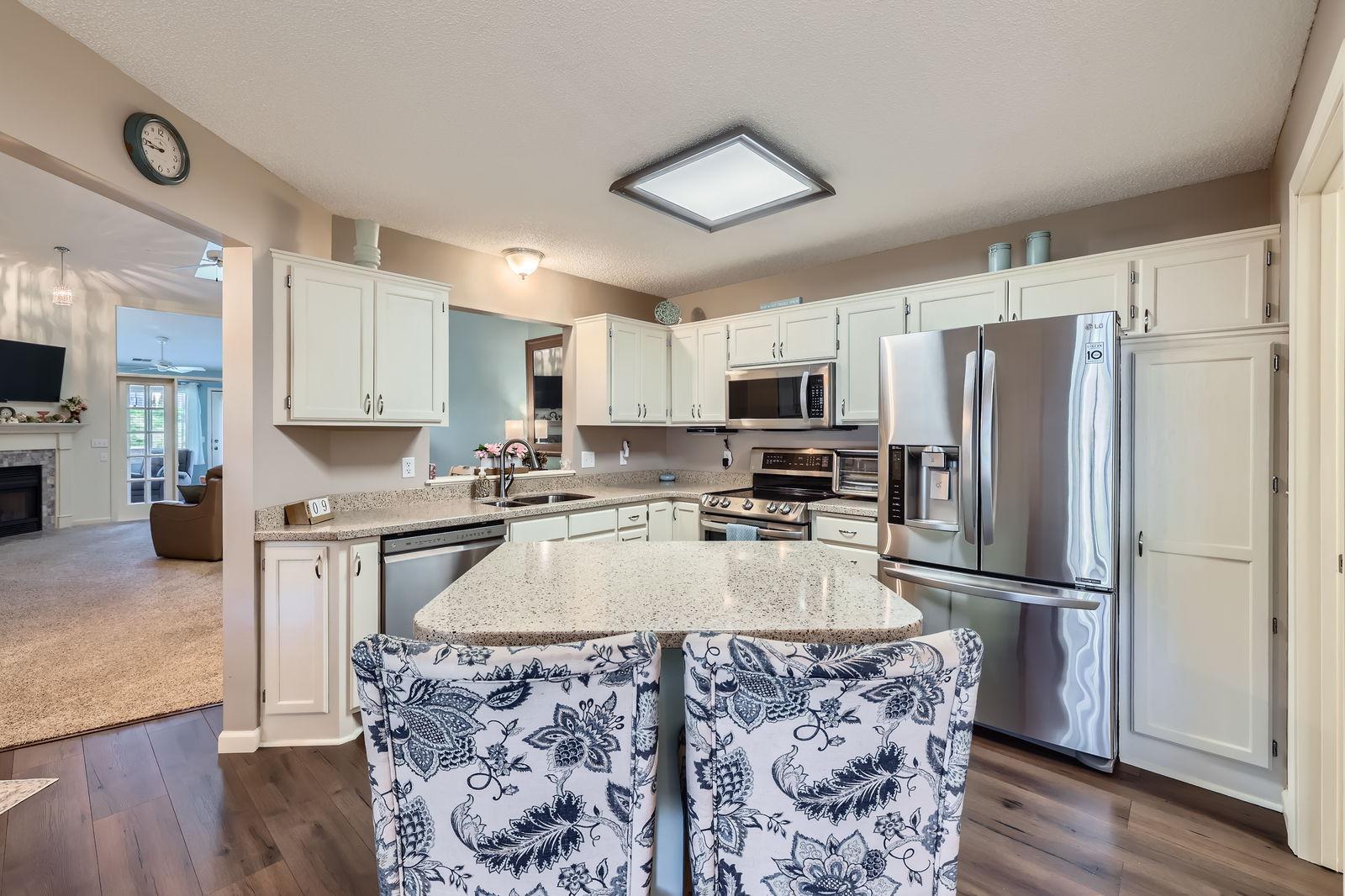 8914 Thomas Dr - Web Quality - 011 - 18 Kitchen.jpg
