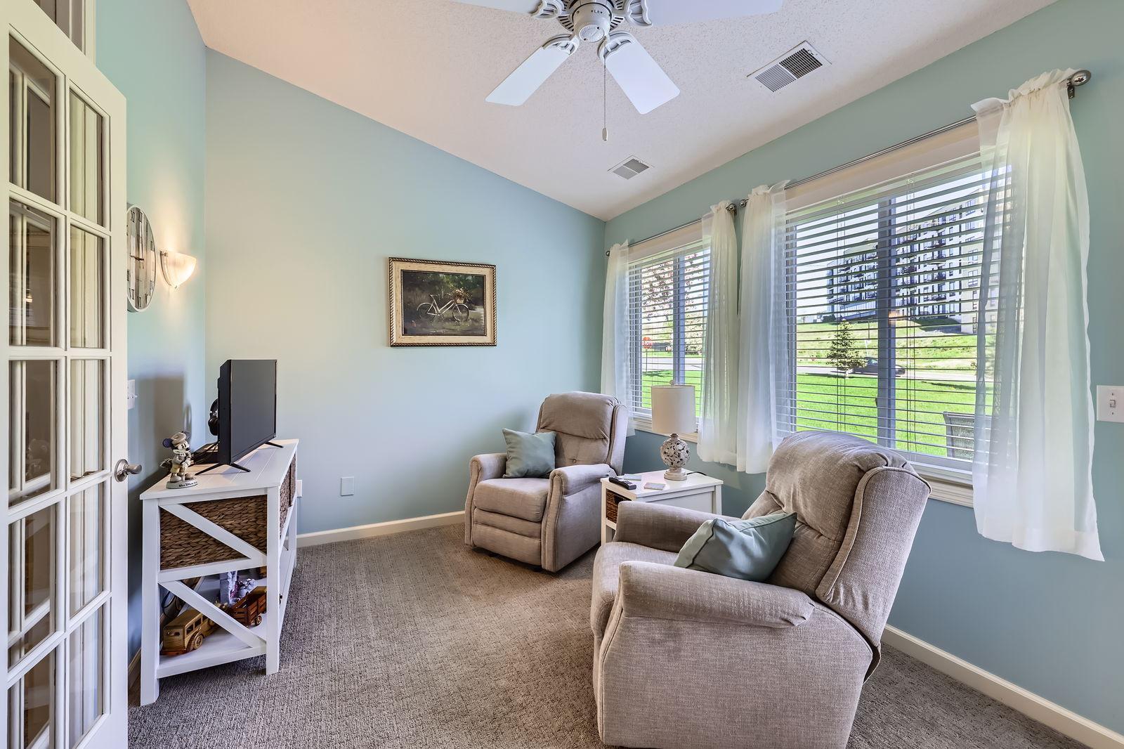 8914 Thomas Dr - Web Quality - 024 - 38 Sunroom.jpg
