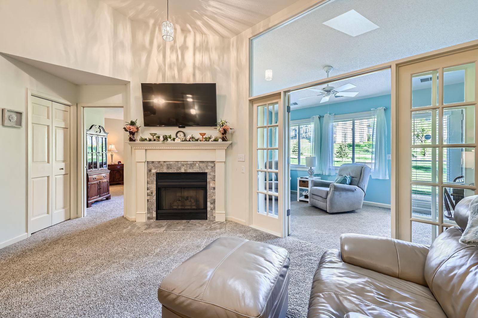 8914 Thomas Dr - Web Quality - 006 - 07 Living Room.jpg