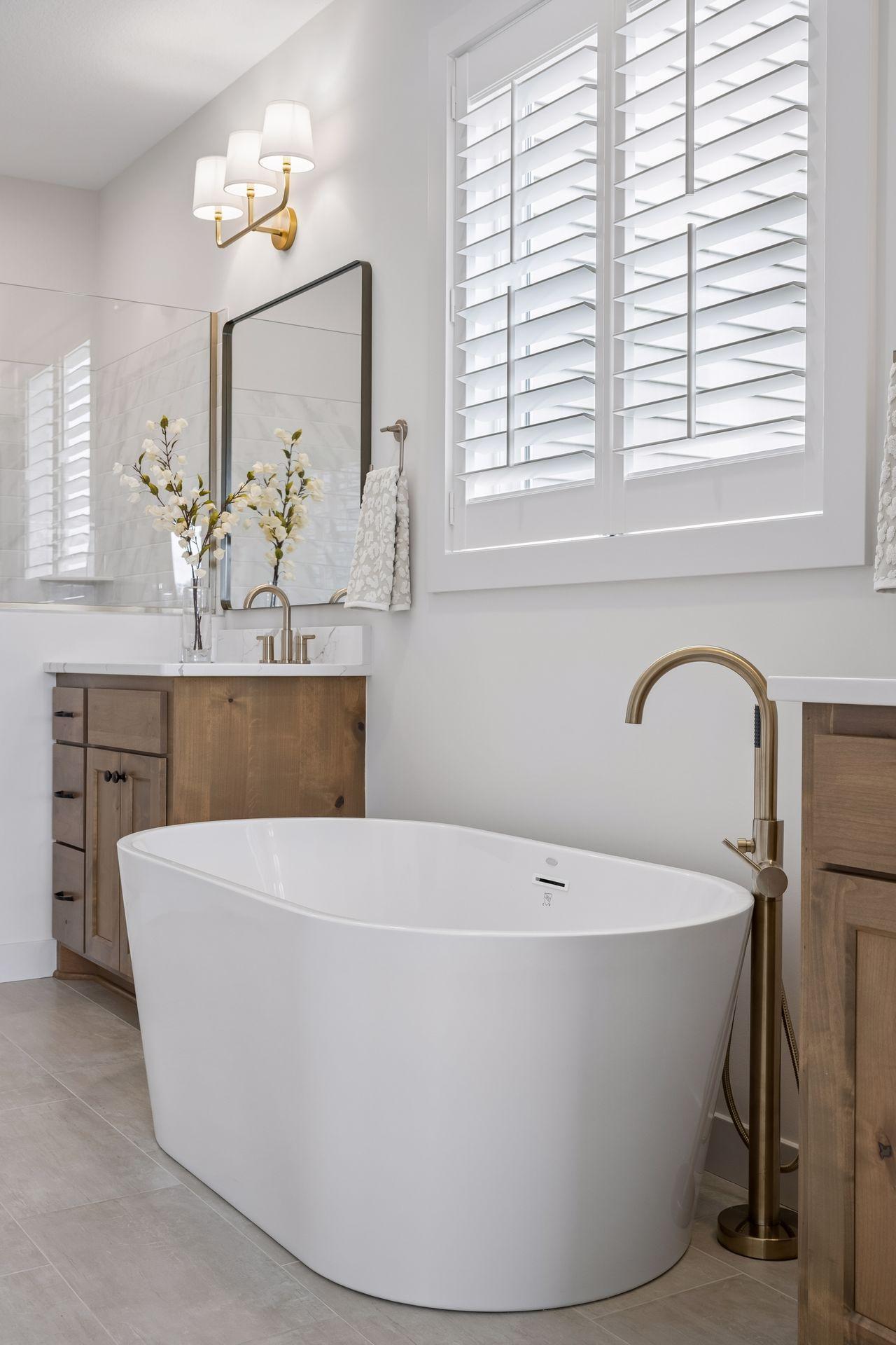 Main level primary full bath