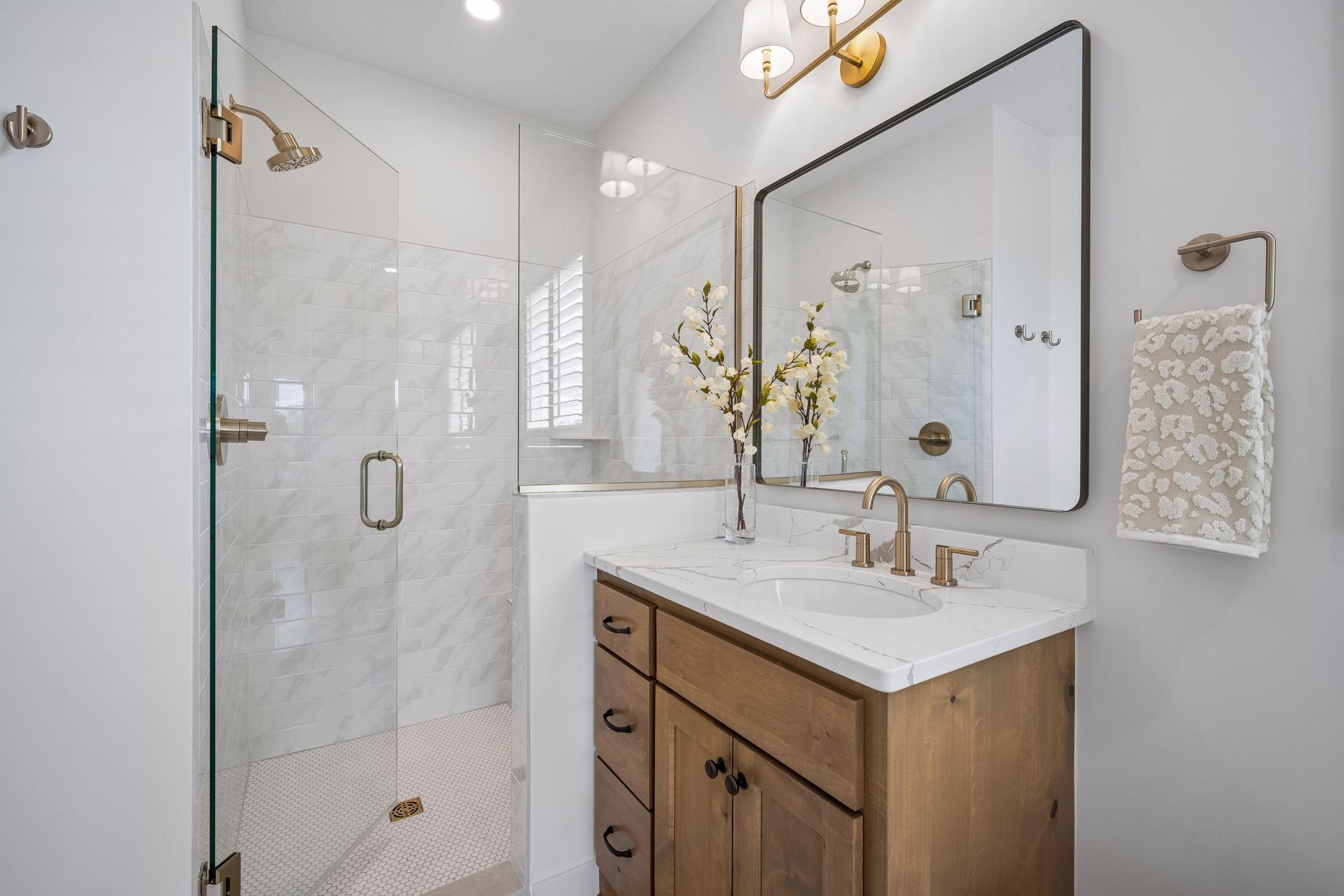 Main level primary full bath