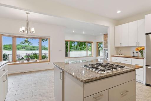6 W Shore Road, North Oaks, MN 55127