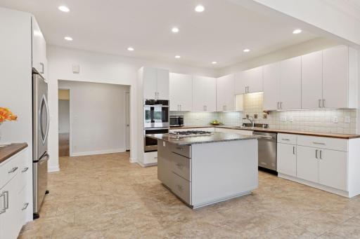 6 W Shore Road, North Oaks, MN 55127