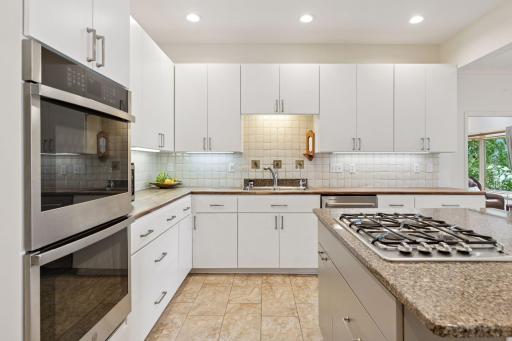 6 W Shore Road, North Oaks, MN 55127