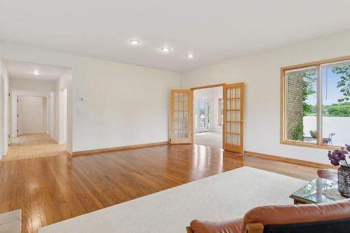 6 W Shore Road, North Oaks, MN 55127