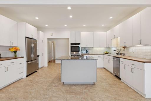 6 W Shore Road, North Oaks, MN 55127