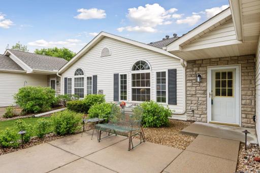 985 Carriage Hills Drive, Chaska, MN 55318