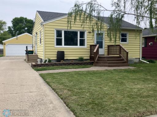 Great location and a short walk to downtown with stores and restaurants!