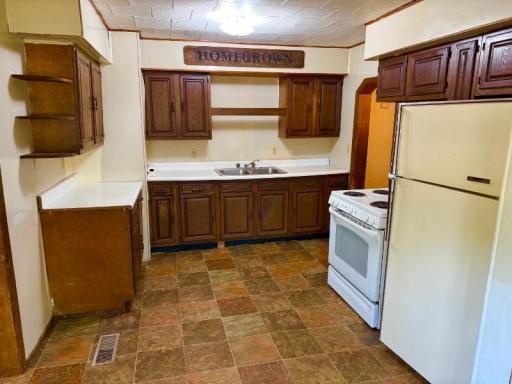 65 6th Avenue S, Motley, MN 56466