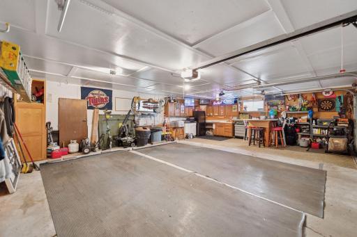 For garage enthusiasts, this heated and insulated space is a dream come true. Featuring "The Easy" setup with a beverage area, dartboard, and plenty of room for shop talk and good times, itâs the perfect retreat for fun and private space to get away.