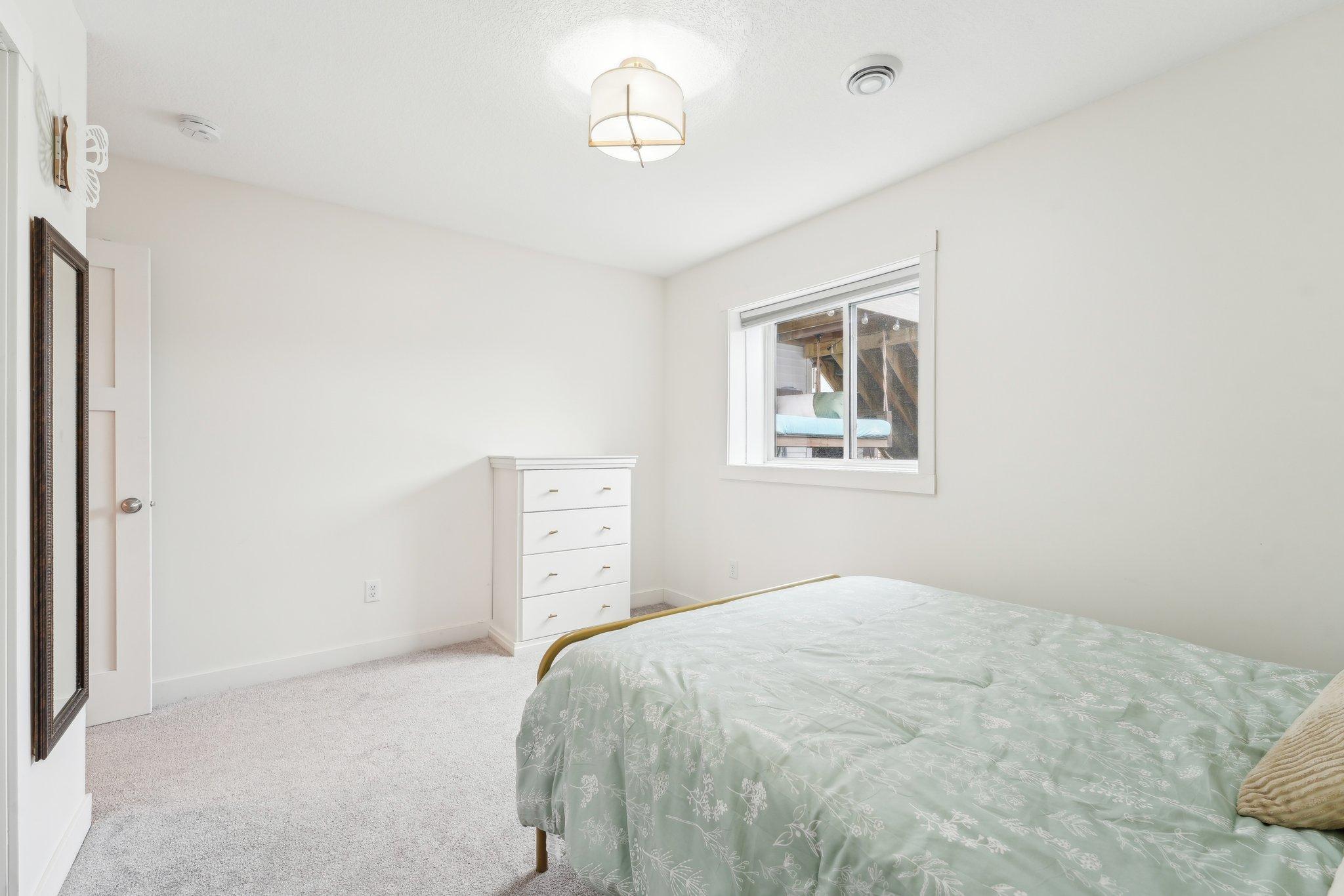 46-web-or-mls-128th Ln NE-2504-046.jpg