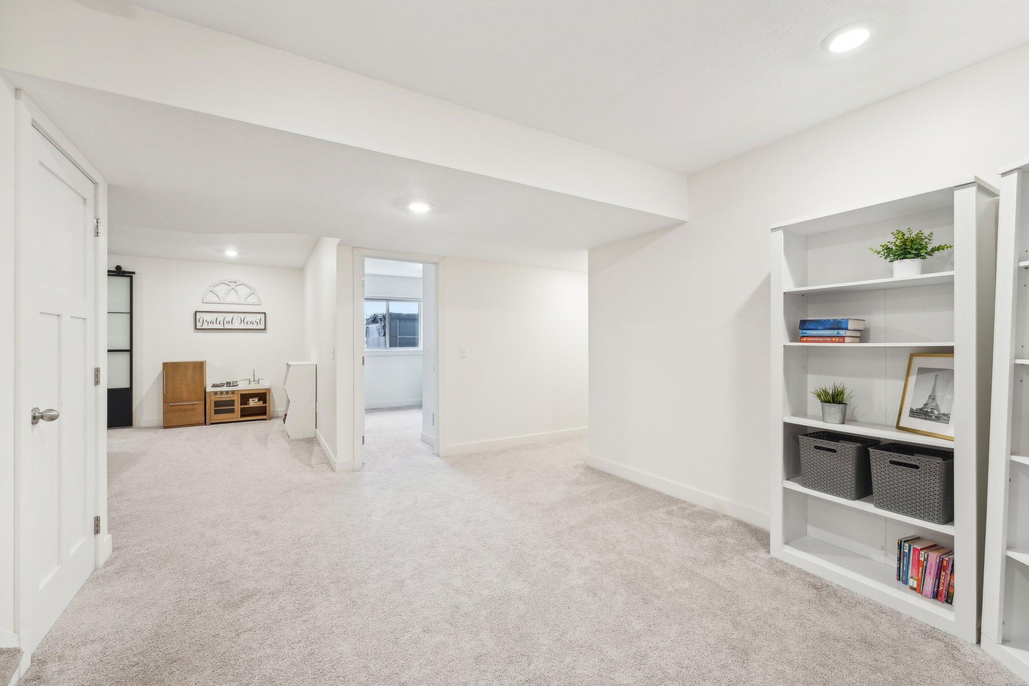 43-web-or-mls-128th Ln NE-2504-043.jpg