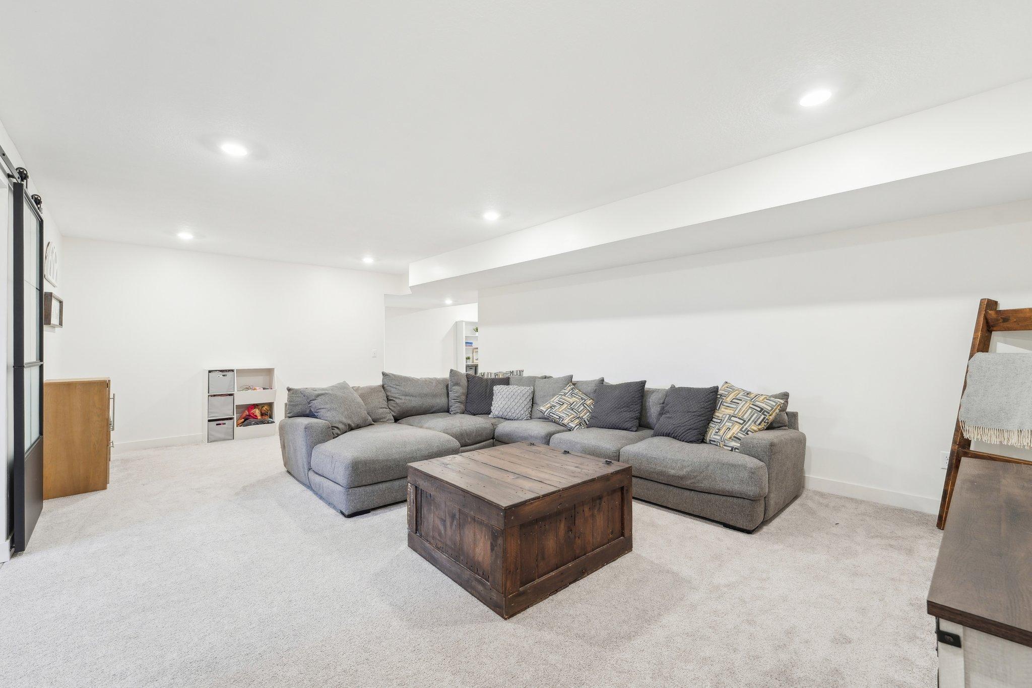 42-web-or-mls-128th Ln NE-2504-042.jpg
