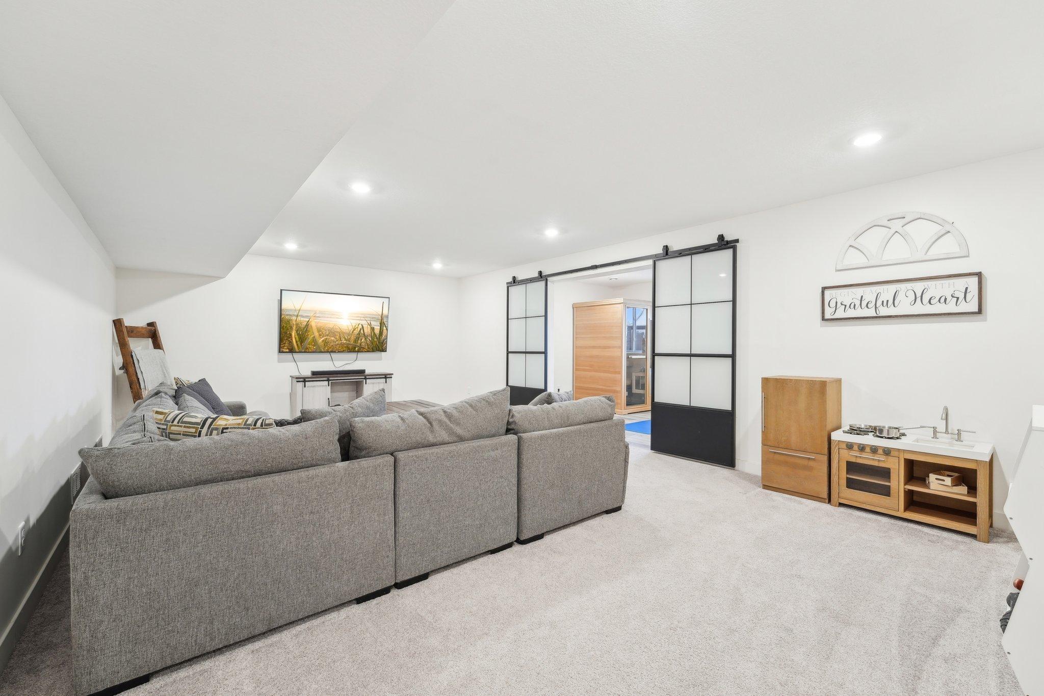 40-web-or-mls-128th Ln NE-2504-040.jpg