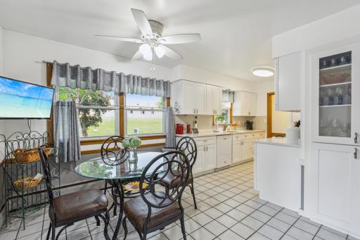 The dining area has become the center of the home. You eat here; you work here. Perfect to have a cup of coffee and chat with your family and friends.
