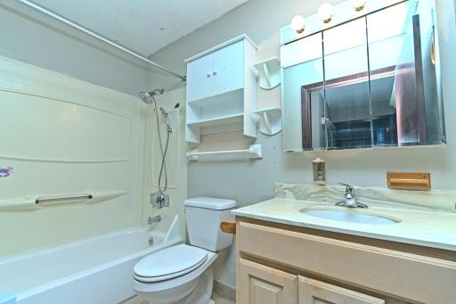 1601 N Innsbruck Drive, 319, Fridley, MN 55432