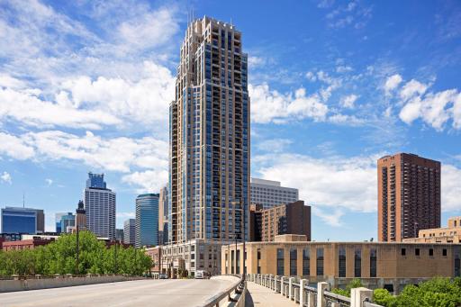 The Carlyle is located along the Mississippi riverfront of Downtown Minneapolis. Walk in multiple directions to myriad shops, cafes, destination restaurants, museums, theater, sporting events, seasonal festivals, farmer's markets, and grocery.