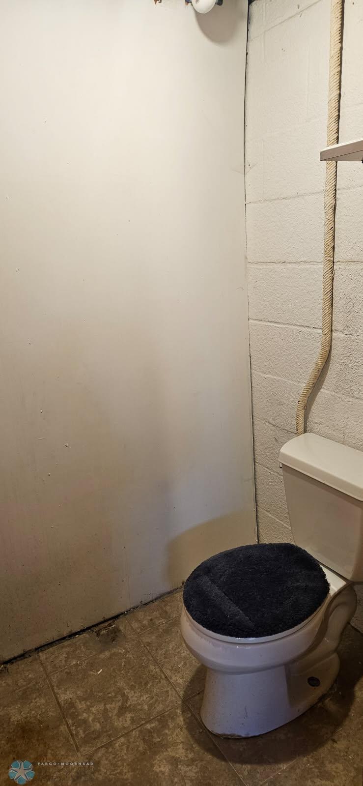 1/4 bath-toilet