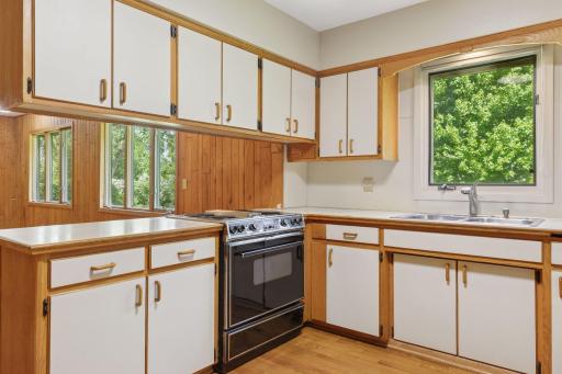 Lots of cabinet space and counter space in kitchen