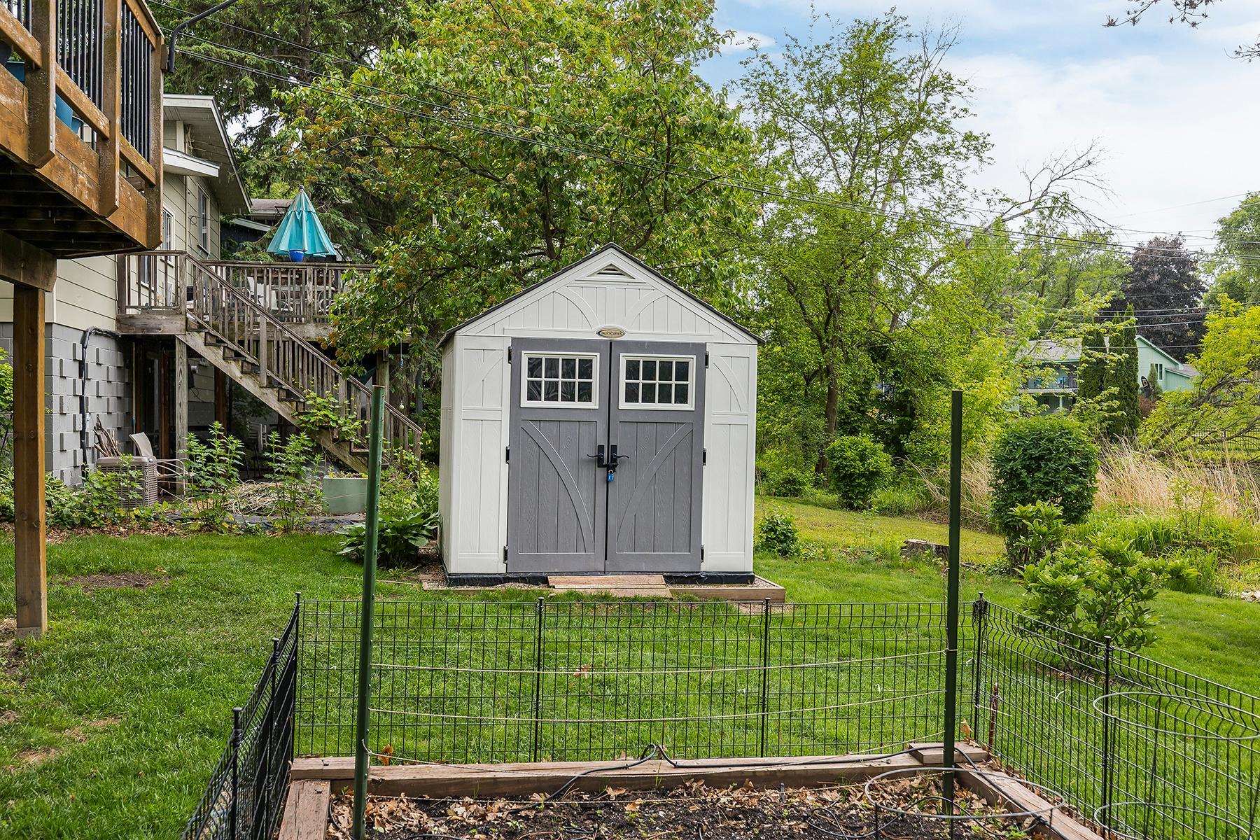 Shed Stays with Property