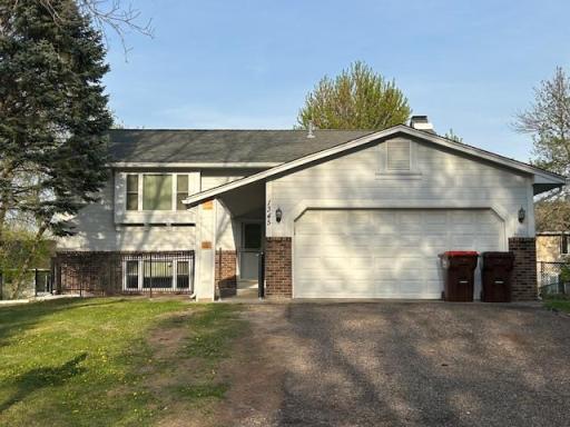 This Woodbury home has so many great features! In a wonderful location, close to Tamarack Village shopping and so much more!