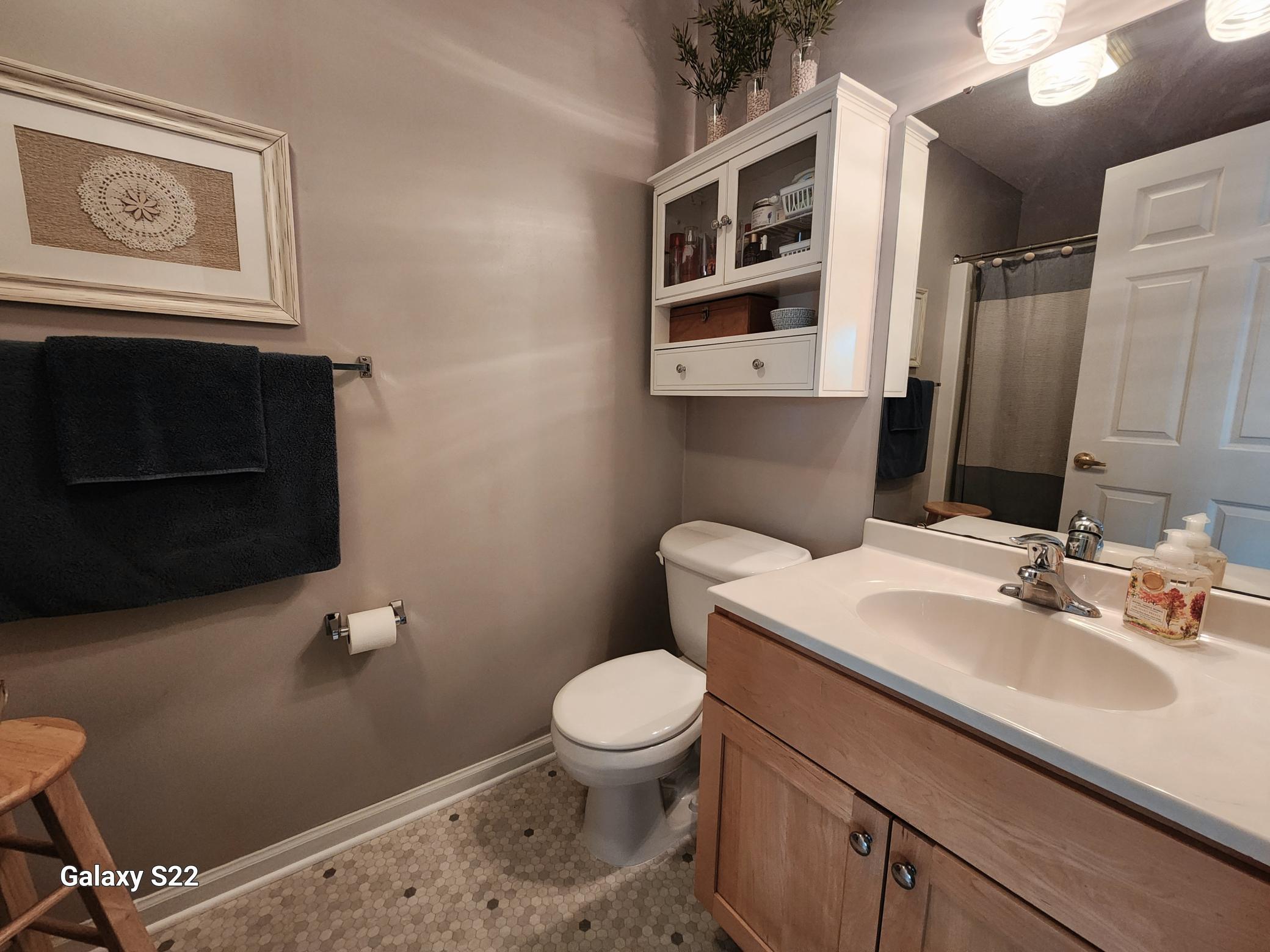 17 Upper level full bath.jpg
