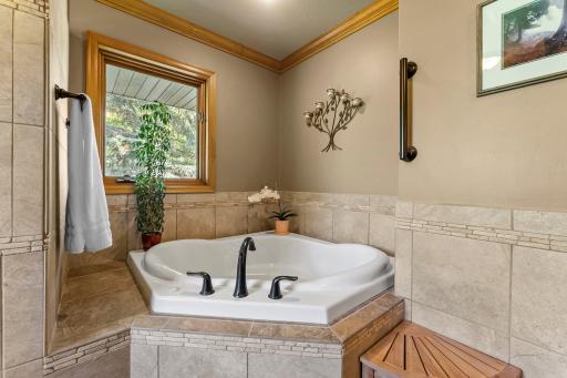 Luxury Retreat provides a Spa-like experience in the Primary Suite, end your day in a relaxing way!